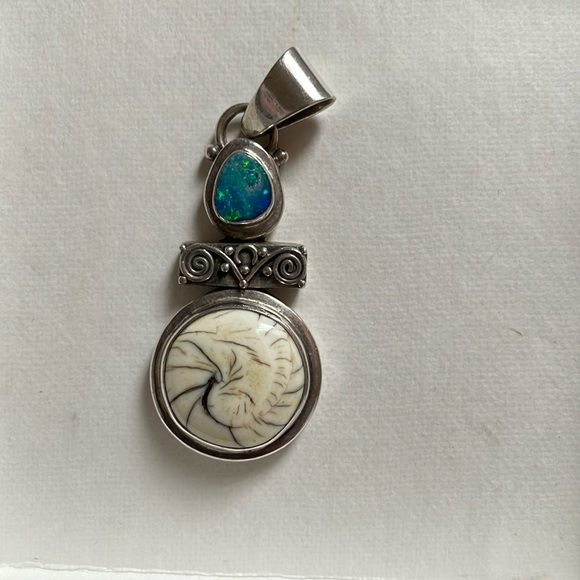 Shell and Opal pendant - Picture 1 of 3